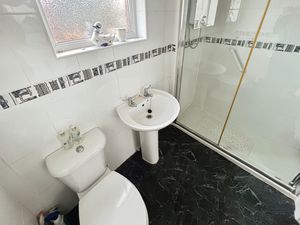 Shower room- click for photo gallery